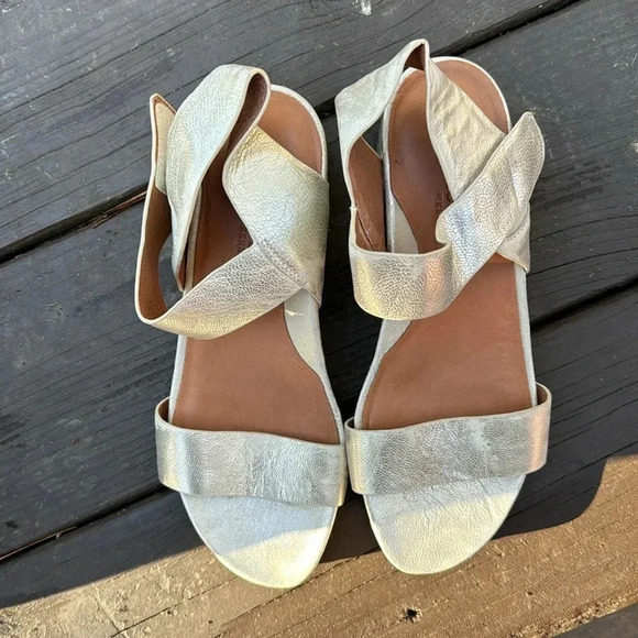 Gentle Souls by Kenneth Cole women’s Gisele two band gold sandals size 6 - Picture 2 of 7